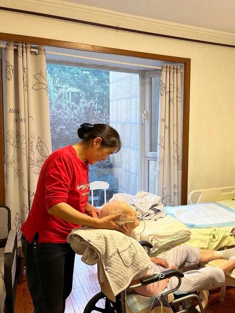 老人护理家政服务，如何选择专业可靠的人员？