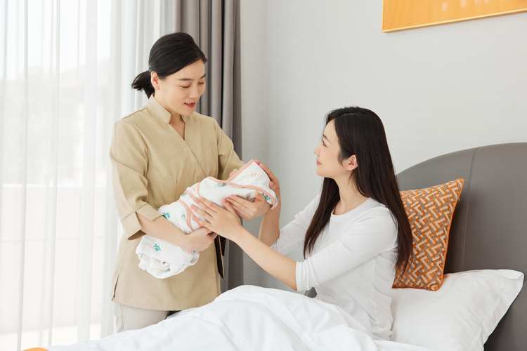 月嫂服务价格高，新手家庭如何选到靠谱的家政母婴护理？